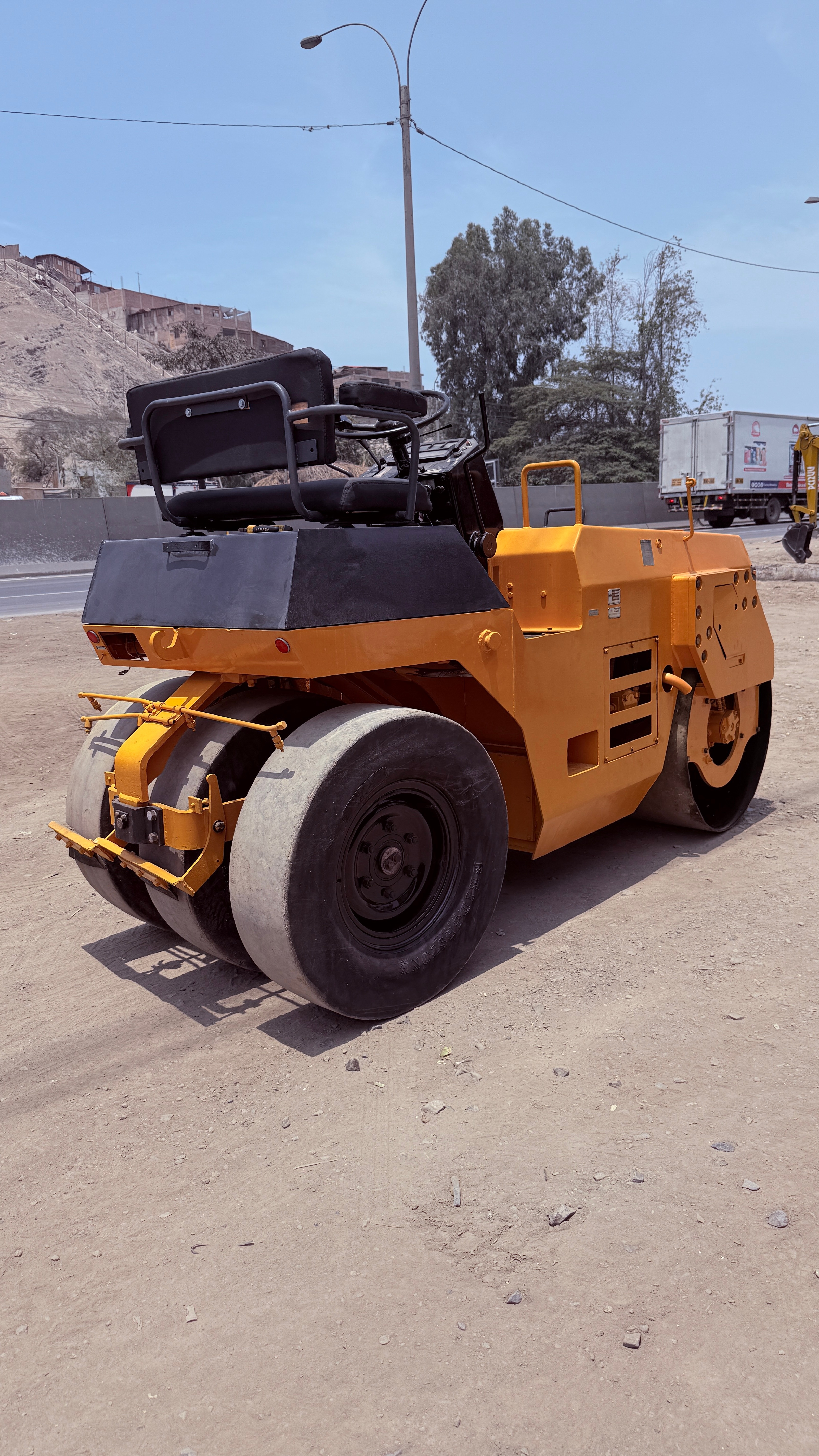 Aplanadora Compactadora Mixta Komatsu JV25CR-5 - Miniatura 2