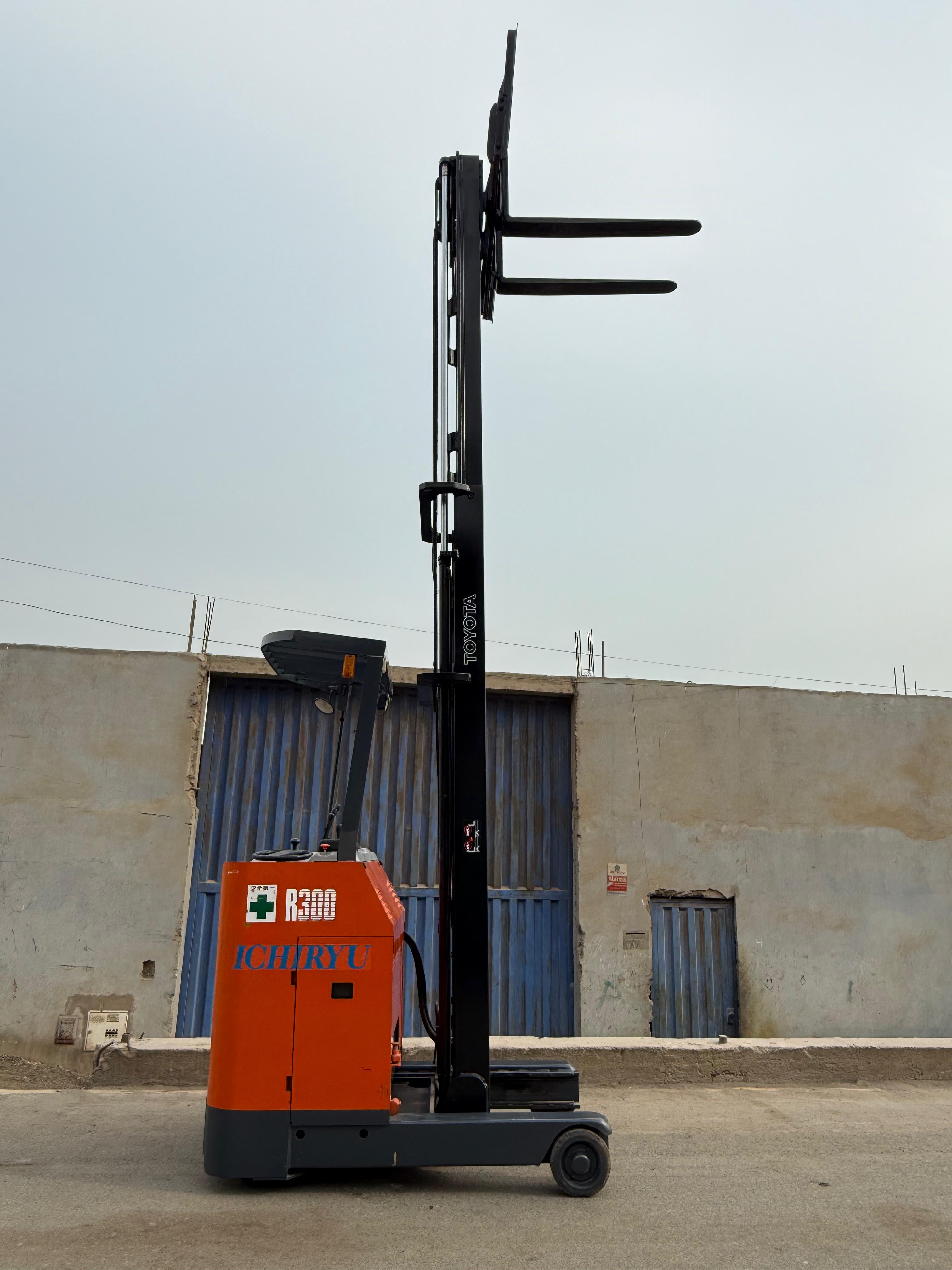 Apilador Eléctrico Toyota 5FBR15 - Miniatura 2